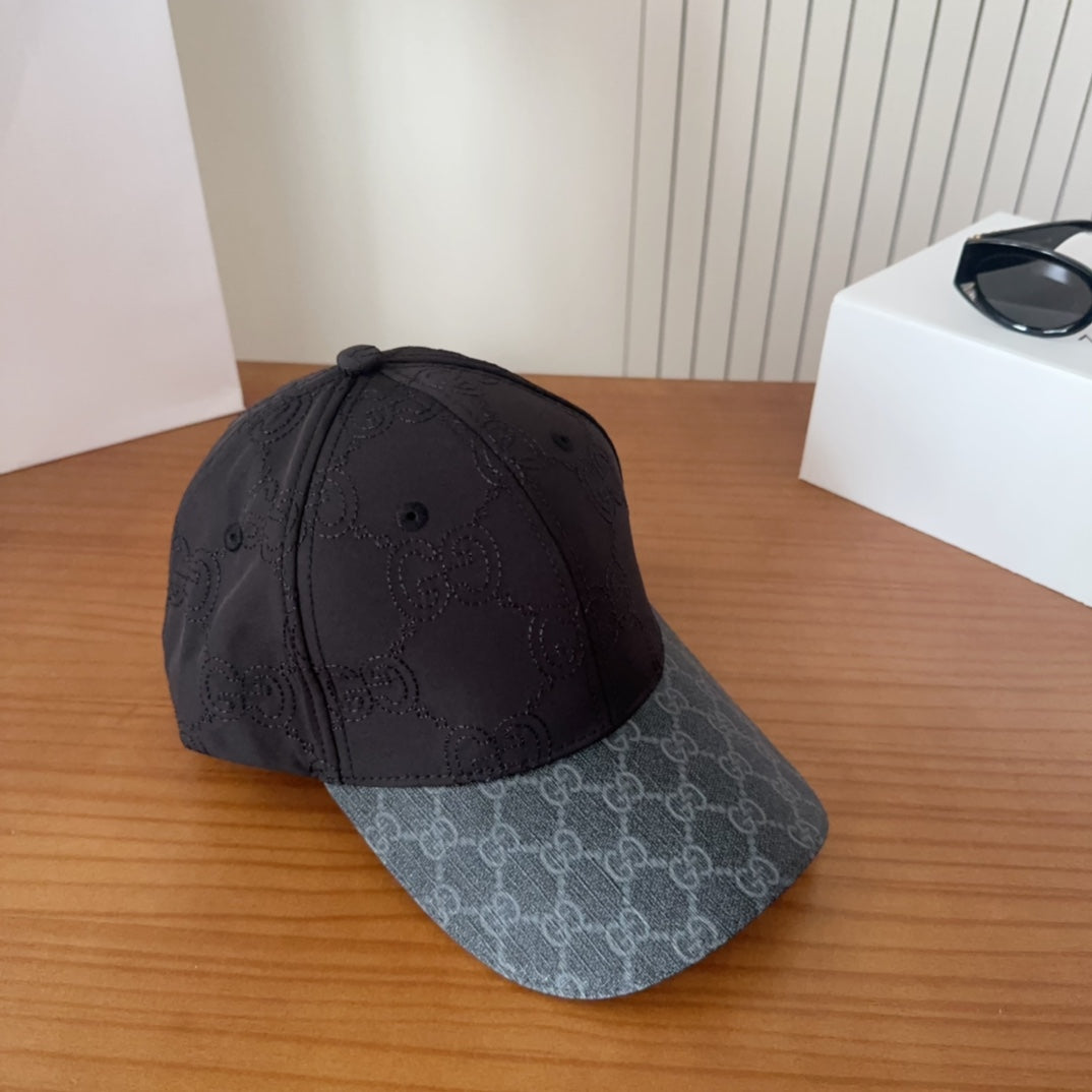 Casquette Gucci GG Supreme Noire Visière Grise