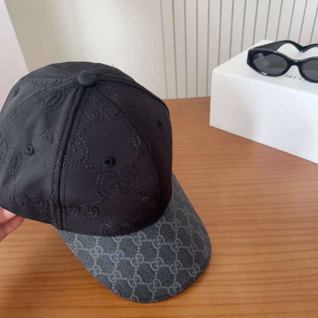 Casquette Gucci GG Supreme Noire Visière Grise